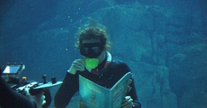 Rekortmenin su altında kahve ve kitap keyfi