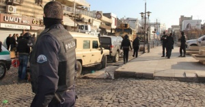Sur’da kanaslı saldırı: 3 polis yaralı