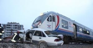 Tren otomobile çarptı