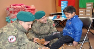 TSK’dan Afgan miniklere yardım
