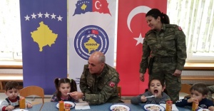 Türk askerlerden anlamlı ziyaret