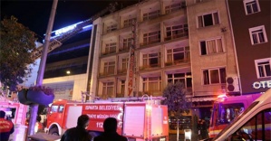 Yanan otelde mahsur kalan 15 kişi güçlükle kurtarıldı!