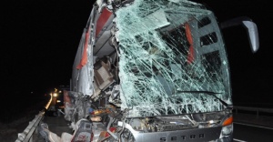 Yolcu otobüsü TIR’a çarptı: 14 yaralı