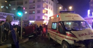 Ambulansla otomobil çarpıştı: 1 ölü