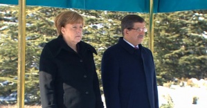 Angela Merkel törenle karşılandı