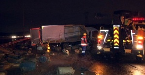 Bariyerlere çarparak havalanan kamyonet otomobilin üstüne düştü!