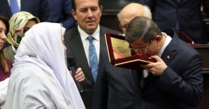 Başbakan’a tarihi Kur’an-ı Kerim hediye edildi