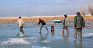 Buz tutan gölde futbol oynadılar