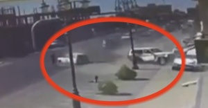 Suudi Arabistan&#039;daki kazada çocuk araçtan böyle fırladı
