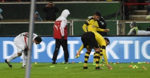Dortmund taraftarı sahaya tenis topu yağdırdı