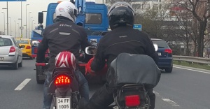 E-5’te motosikletlilerden tehlikeli yolculuk