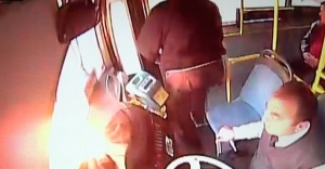 Halk otobüsüne molotoflu saldırı anı kamerada