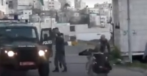 İsrail zulmü sınır tanımıyor: Engelli Filistinliyi aşağı attılar
