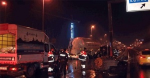 İstanbul’da bariyerlere çarpan beton tankeri yan yattı