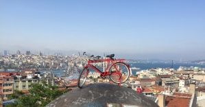 Kırmızı Bisikleti ile Türkiye’yi geziyor