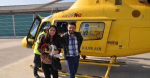 Kız arkadaşına helikoterde evlenme teklifi etti