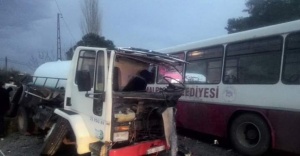 Otobüs ile tanker çarpıştı: 15 yaralı