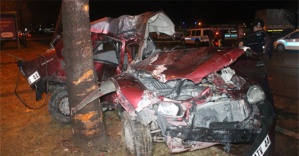 Savrulan otomobil ağaca çarptı: 1 ölü, 1 yaralı