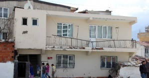 Otomobil, kamyonet ve evin balkonuna çarptı: 3 ölü