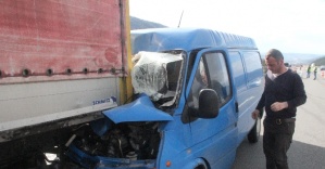 Sürücü uyuyunca minibüs TIR’ın altına girdi