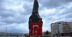 Terörü Truva Atı’na Türk bayrağı asarak protesto ettiler