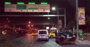 Ticari taksi, park halindeki araca çarptı: Şoför ağır yaralı