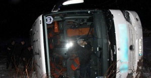 Yolcu otobüsü şarampole devrildi: 21 yaralı