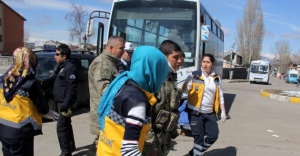 Askeri araç otobüsle çarpıştı: 4’ü asker 6 yaralı
