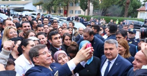 Başbakan Davutoğlu vatandaşlarla selfie çekti
