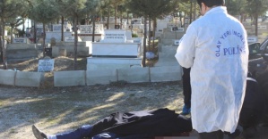 Dedesinin mezarı başında intihar etti