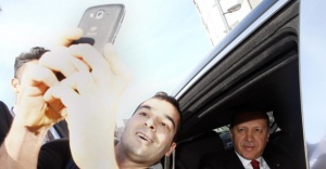 Erdoğan’ın konvoyunu durdurup selfie çektiler