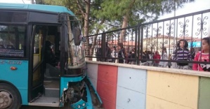 Halk otobüsü okul duvarına çarptı