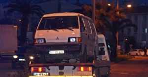 Kaçakları taşıyan minibüs polise çarptı