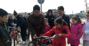Kenan Sofuoğlu bisiklet dağıttı