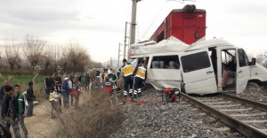 Öğrenci servisi trenle çarpıştı: 1 ölü, 16 yaralı