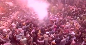 Renklerin festivali ’Holi’ kutlanıyor