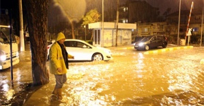 Sağanak yağış Manisa&#039;da cadde ve sokakları göle çevirdi!