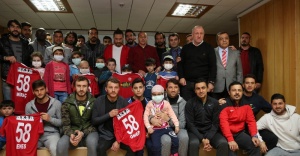Sivassporlu futbolcular lösemili çocuklarla buluştu