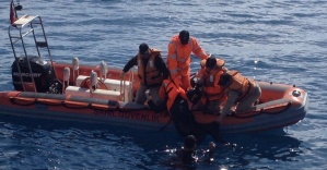 Yunan Sahil Güvenlik gemisini gören denize atladı
