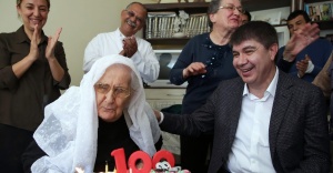 100 yaşında ilk kez doğum günü kutladı