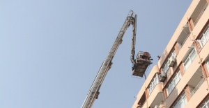 Adana’da yangın: vatandaşlar çatıda mahsur kaldı