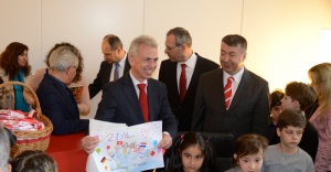 Alman Belediye Başkanı koltuğunu Türk öğrenciye verdi
