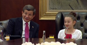 Başbakan Davutoğlu’nun koltuğuna oturdu