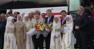 Davutoğlu ve Merkel sığınmacılarla buluştu