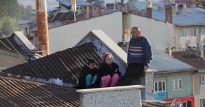 Eşi evi terk edince çocuklarıyla çatıya çıktı