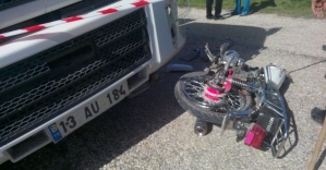 İki motosiklet kamyonla çarpıştı: 2 ölü