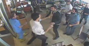 Kafeteryayı savaş alanına çeviren kavga kamerada