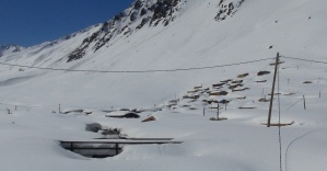 Kavron Yaylası’nda konutlar halâ kar altında