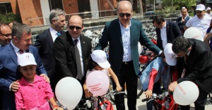 Kurtulmuş çocuklara bisiklet dağıttı