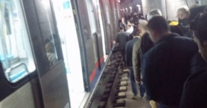 Marmaray’da arıza: Yolcular tünele indi